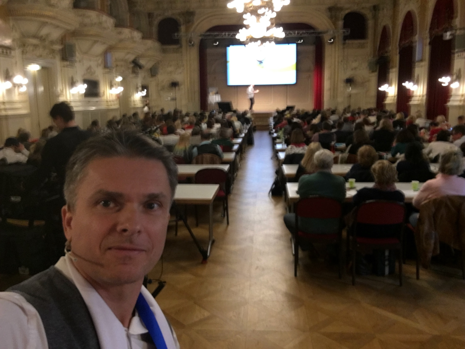 Mag. Walter Schaffer mit Headset vor vollem Saal während eines Impulsvortrags